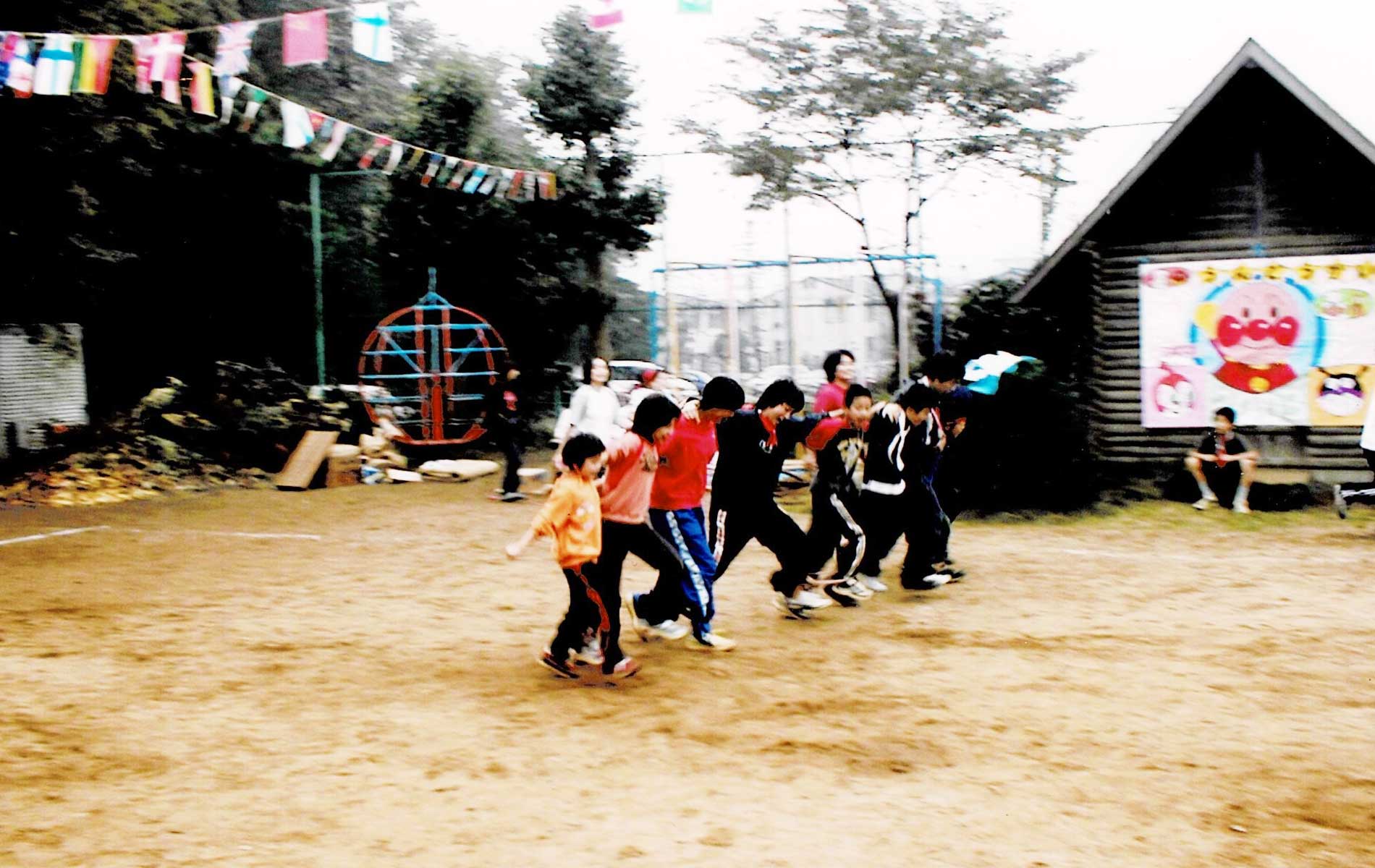 平成15年 園庭での運動会 卒園生もいっぱい来ました